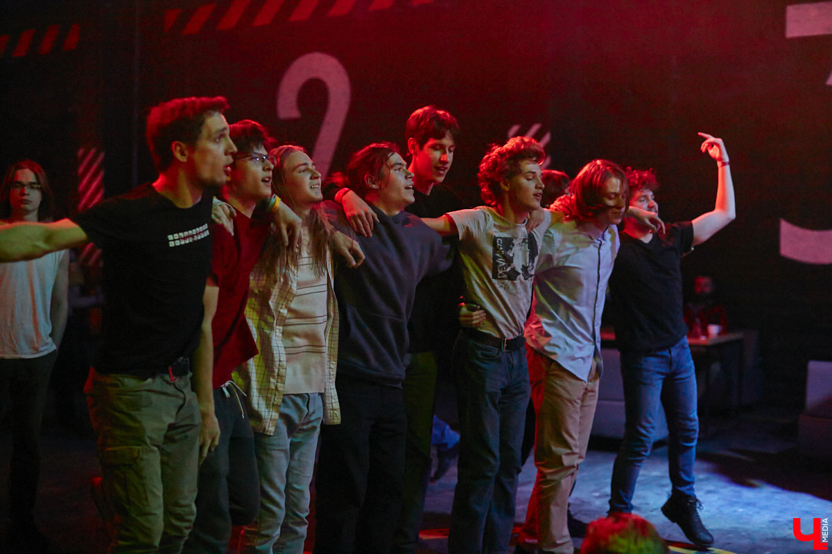 Организовать своими силами рок-фестиваль владимирских групп – дело, по сути, подвижническое. Посудите сами: мало какая из наших команд («Рекорд Оркестр» не в счет) в состоянии собрать площадку уровня «ЦЕХа». И для того чтобы побороть такую несправедливость, был организован конкурс-фестиваль «ВладРок». Что играют? Как это происходит? Подробнее об этом в нашем репортаже.