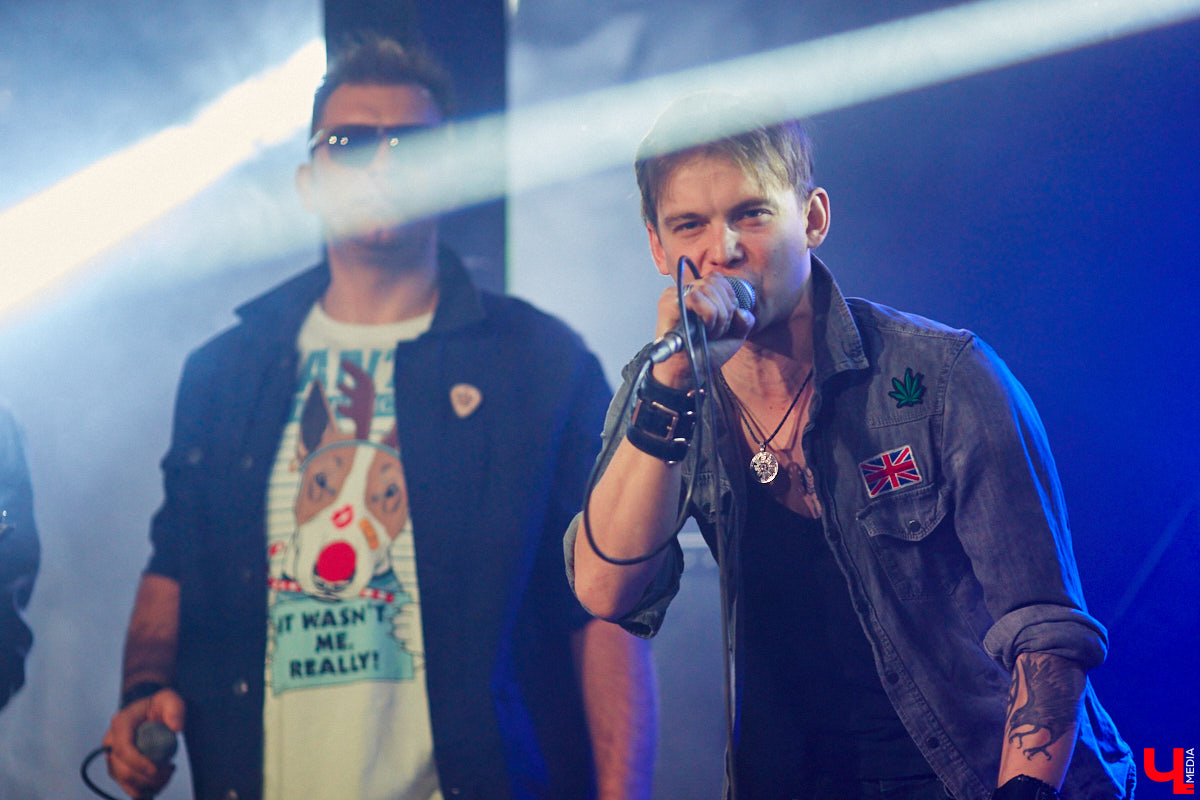 Организовать своими силами рок-фестиваль владимирских групп – дело, по сути, подвижническое. Посудите сами: мало какая из наших команд («Рекорд Оркестр» не в счет) в состоянии собрать площадку уровня «ЦЕХа». И для того чтобы побороть такую несправедливость, был организован конкурс-фестиваль «ВладРок». Что играют? Как это происходит? Подробнее об этом в нашем репортаже.