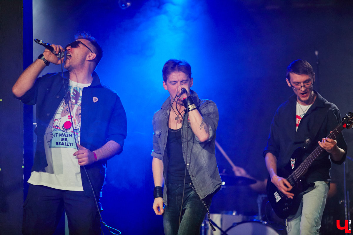 Организовать своими силами рок-фестиваль владимирских групп – дело, по сути, подвижническое. Посудите сами: мало какая из наших команд («Рекорд Оркестр» не в счет) в состоянии собрать площадку уровня «ЦЕХа». И для того чтобы побороть такую несправедливость, был организован конкурс-фестиваль «ВладРок». Что играют? Как это происходит? Подробнее об этом в нашем репортаже.