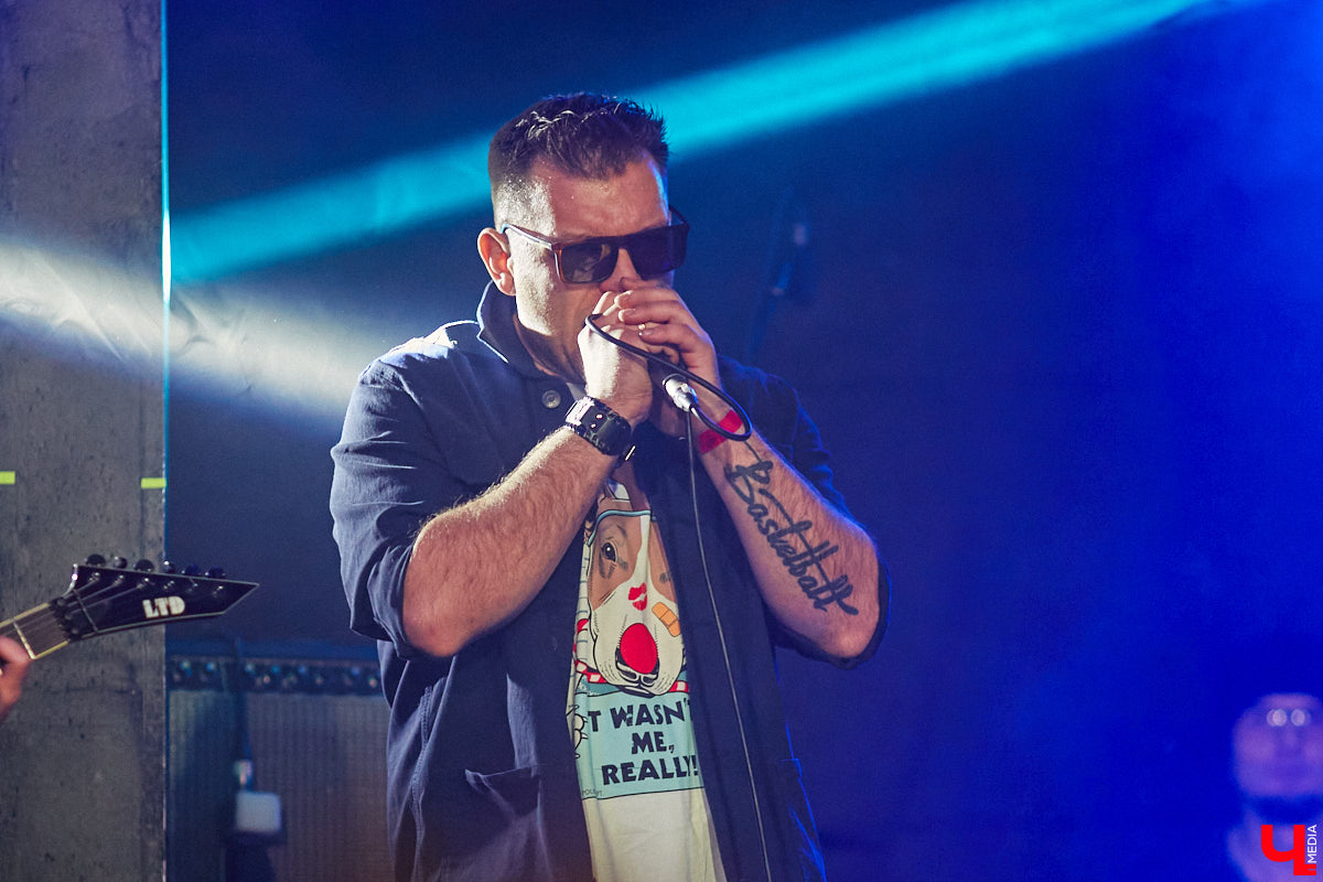 Организовать своими силами рок-фестиваль владимирских групп – дело, по сути, подвижническое. Посудите сами: мало какая из наших команд («Рекорд Оркестр» не в счет) в состоянии собрать площадку уровня «ЦЕХа». И для того чтобы побороть такую несправедливость, был организован конкурс-фестиваль «ВладРок». Что играют? Как это происходит? Подробнее об этом в нашем репортаже.