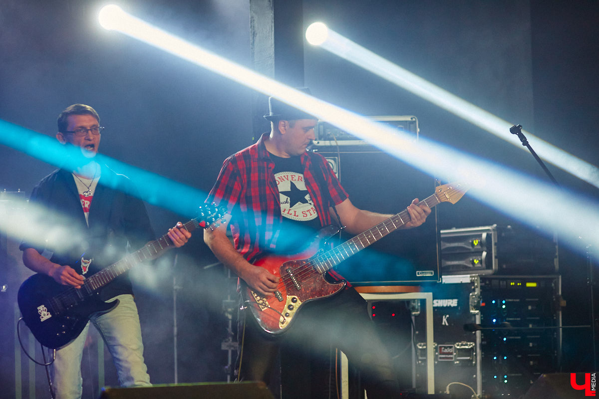 Организовать своими силами рок-фестиваль владимирских групп – дело, по сути, подвижническое. Посудите сами: мало какая из наших команд («Рекорд Оркестр» не в счет) в состоянии собрать площадку уровня «ЦЕХа». И для того чтобы побороть такую несправедливость, был организован конкурс-фестиваль «ВладРок». Что играют? Как это происходит? Подробнее об этом в нашем репортаже.