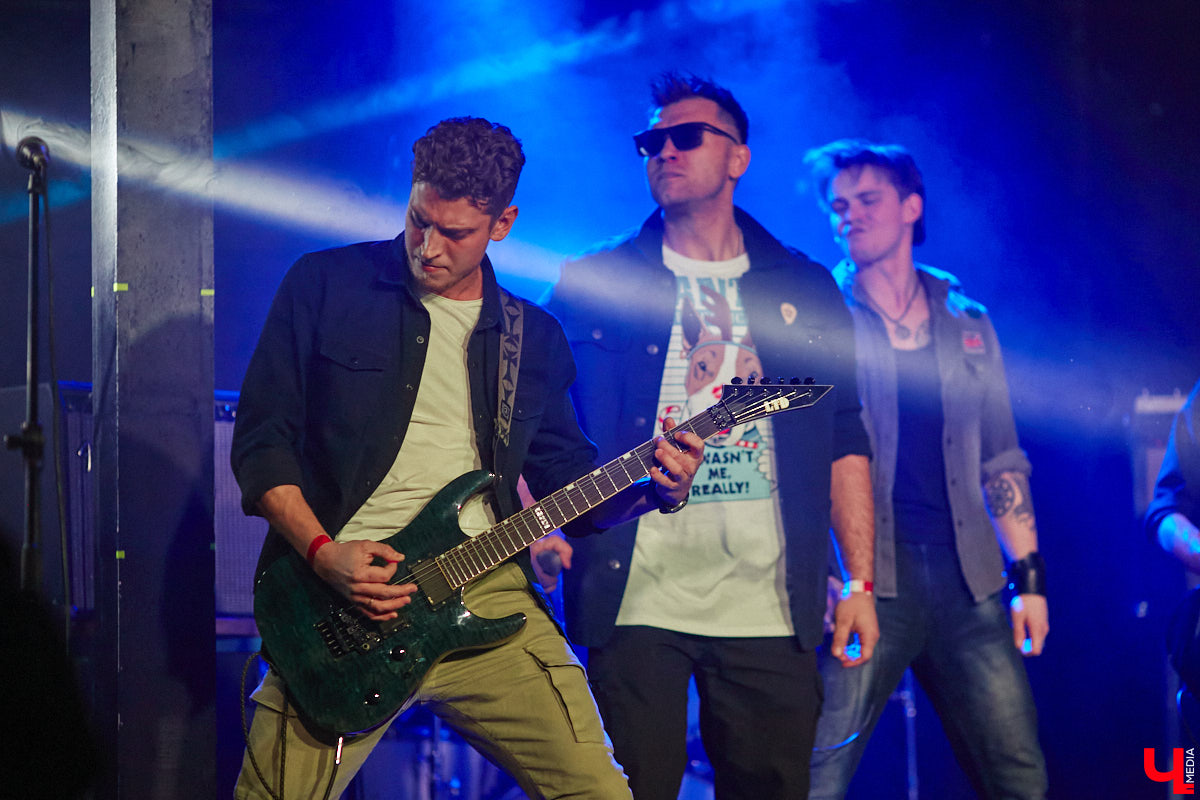 Организовать своими силами рок-фестиваль владимирских групп – дело, по сути, подвижническое. Посудите сами: мало какая из наших команд («Рекорд Оркестр» не в счет) в состоянии собрать площадку уровня «ЦЕХа». И для того чтобы побороть такую несправедливость, был организован конкурс-фестиваль «ВладРок». Что играют? Как это происходит? Подробнее об этом в нашем репортаже.