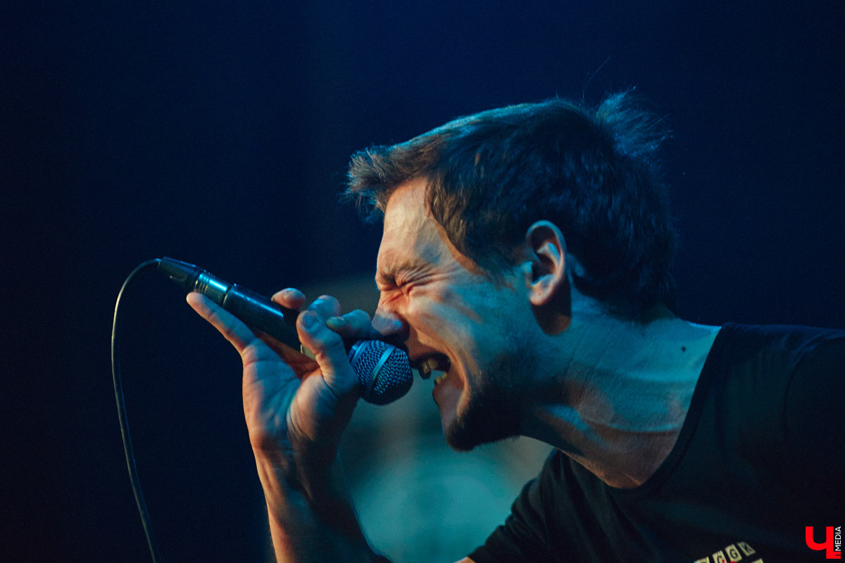 Организовать своими силами рок-фестиваль владимирских групп – дело, по сути, подвижническое. Посудите сами: мало какая из наших команд («Рекорд Оркестр» не в счет) в состоянии собрать площадку уровня «ЦЕХа». И для того чтобы побороть такую несправедливость, был организован конкурс-фестиваль «ВладРок». Что играют? Как это происходит? Подробнее об этом в нашем репортаже.