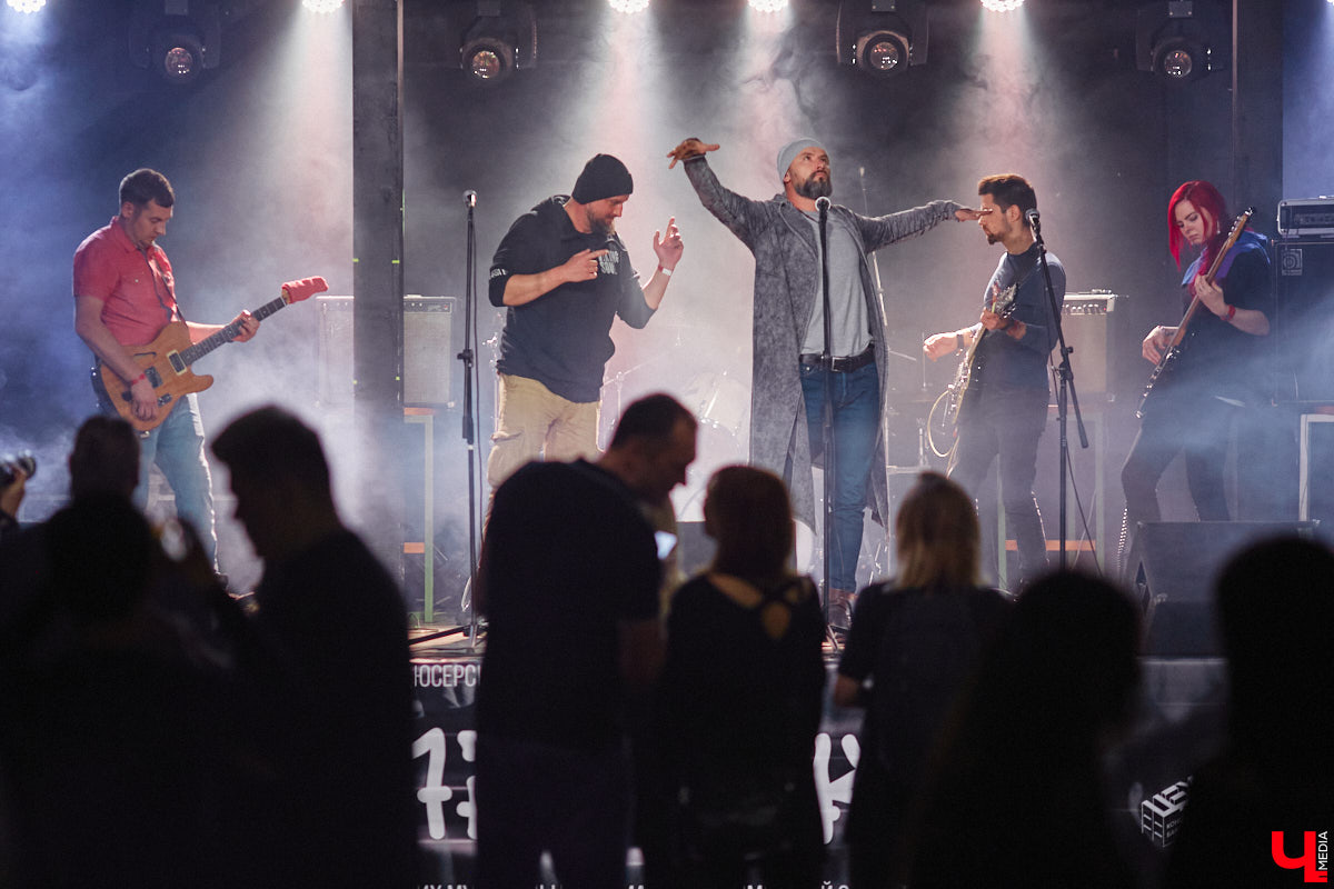 Организовать своими силами рок-фестиваль владимирских групп – дело, по сути, подвижническое. Посудите сами: мало какая из наших команд («Рекорд Оркестр» не в счет) в состоянии собрать площадку уровня «ЦЕХа». И для того чтобы побороть такую несправедливость, был организован конкурс-фестиваль «ВладРок». Что играют? Как это происходит? Подробнее об этом в нашем репортаже.