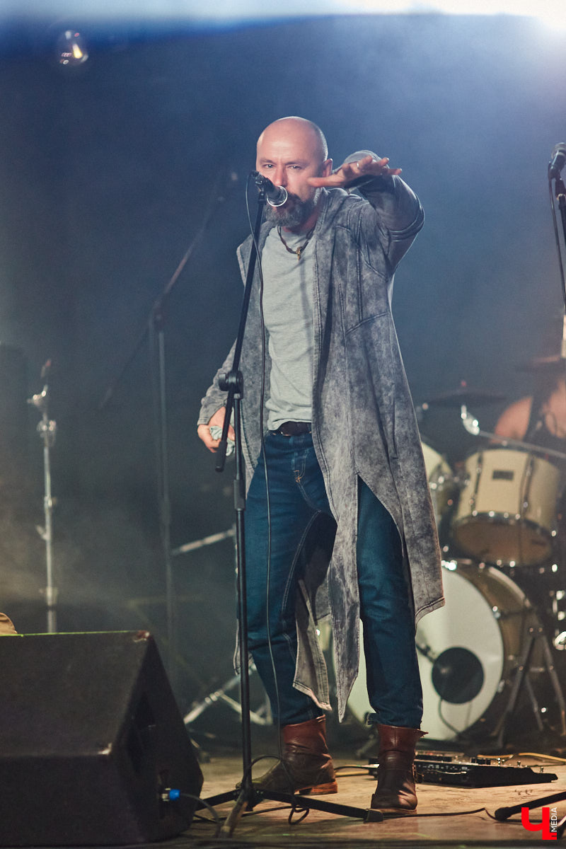 Организовать своими силами рок-фестиваль владимирских групп – дело, по сути, подвижническое. Посудите сами: мало какая из наших команд («Рекорд Оркестр» не в счет) в состоянии собрать площадку уровня «ЦЕХа». И для того чтобы побороть такую несправедливость, был организован конкурс-фестиваль «ВладРок». Что играют? Как это происходит? Подробнее об этом в нашем репортаже.