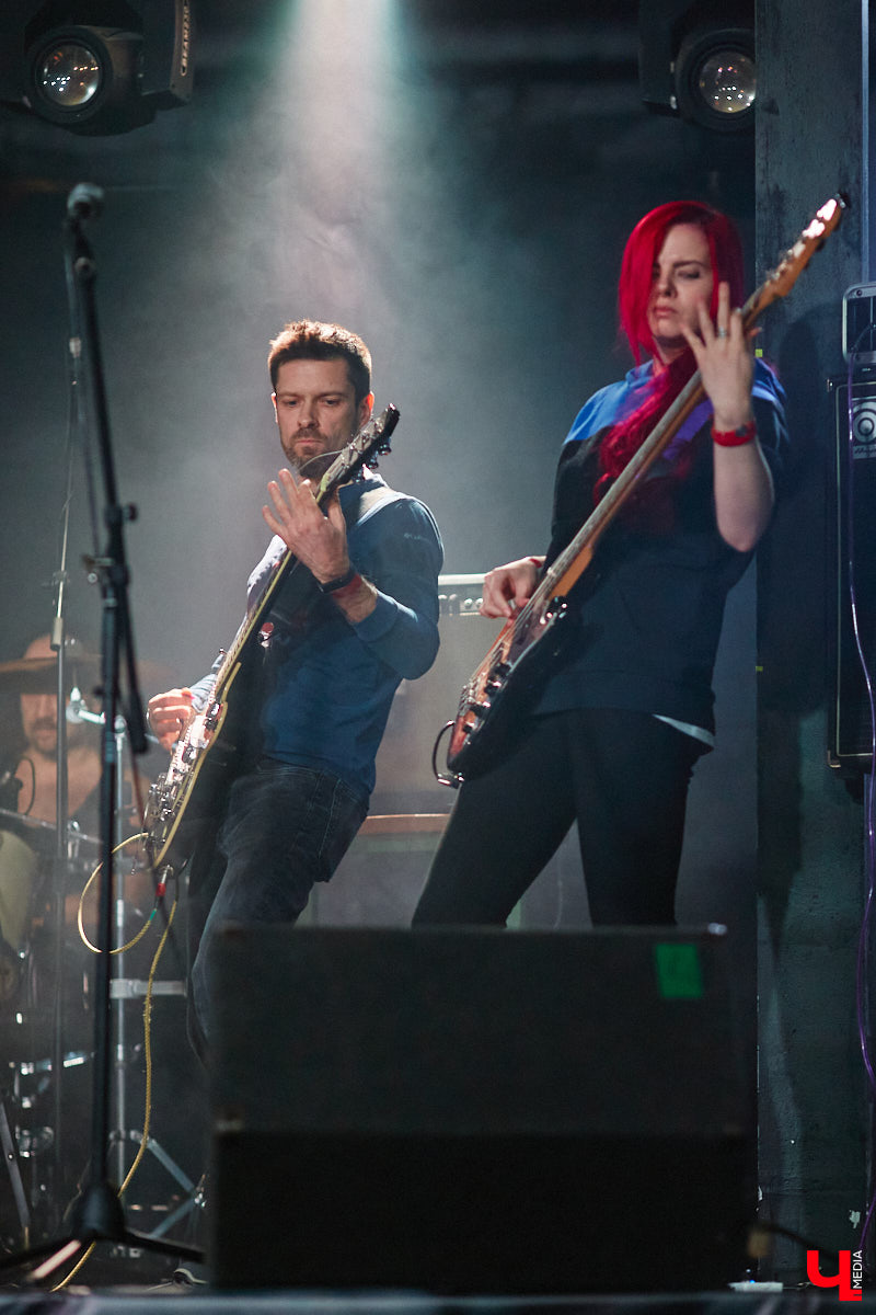 Организовать своими силами рок-фестиваль владимирских групп – дело, по сути, подвижническое. Посудите сами: мало какая из наших команд («Рекорд Оркестр» не в счет) в состоянии собрать площадку уровня «ЦЕХа». И для того чтобы побороть такую несправедливость, был организован конкурс-фестиваль «ВладРок». Что играют? Как это происходит? Подробнее об этом в нашем репортаже.