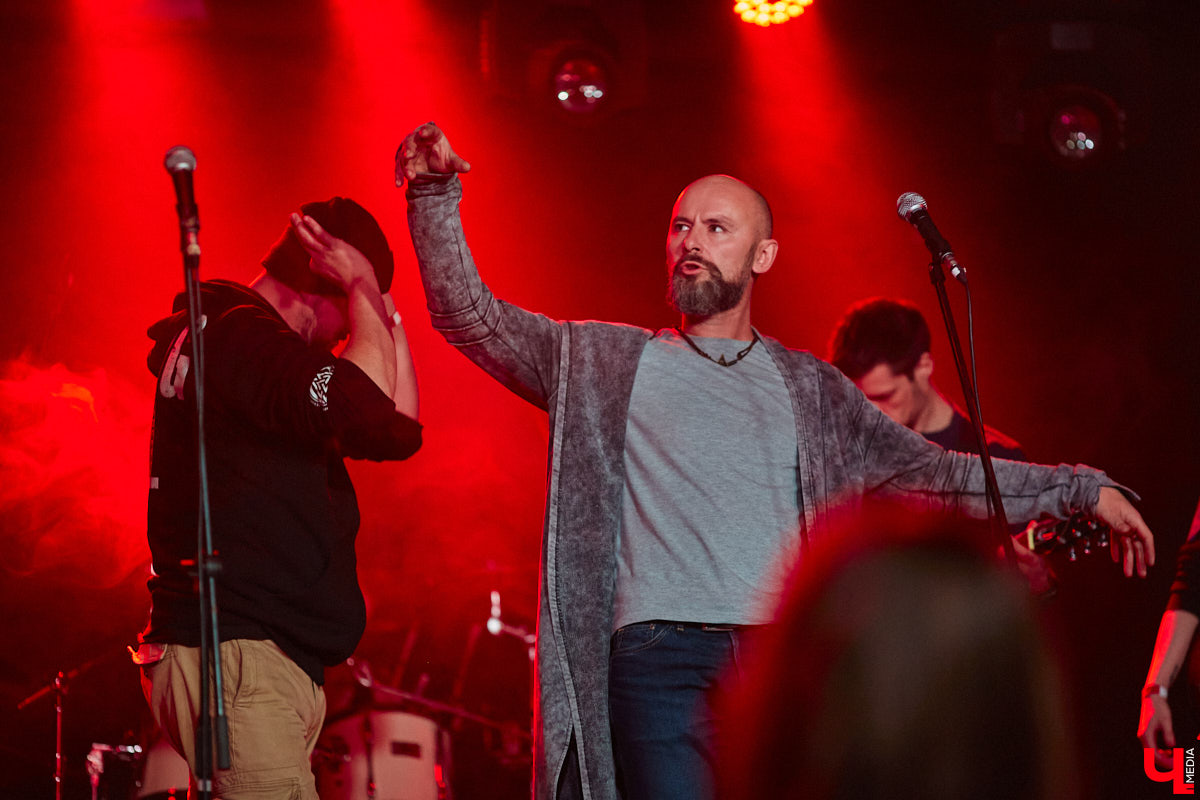 Организовать своими силами рок-фестиваль владимирских групп – дело, по сути, подвижническое. Посудите сами: мало какая из наших команд («Рекорд Оркестр» не в счет) в состоянии собрать площадку уровня «ЦЕХа». И для того чтобы побороть такую несправедливость, был организован конкурс-фестиваль «ВладРок». Что играют? Как это происходит? Подробнее об этом в нашем репортаже.