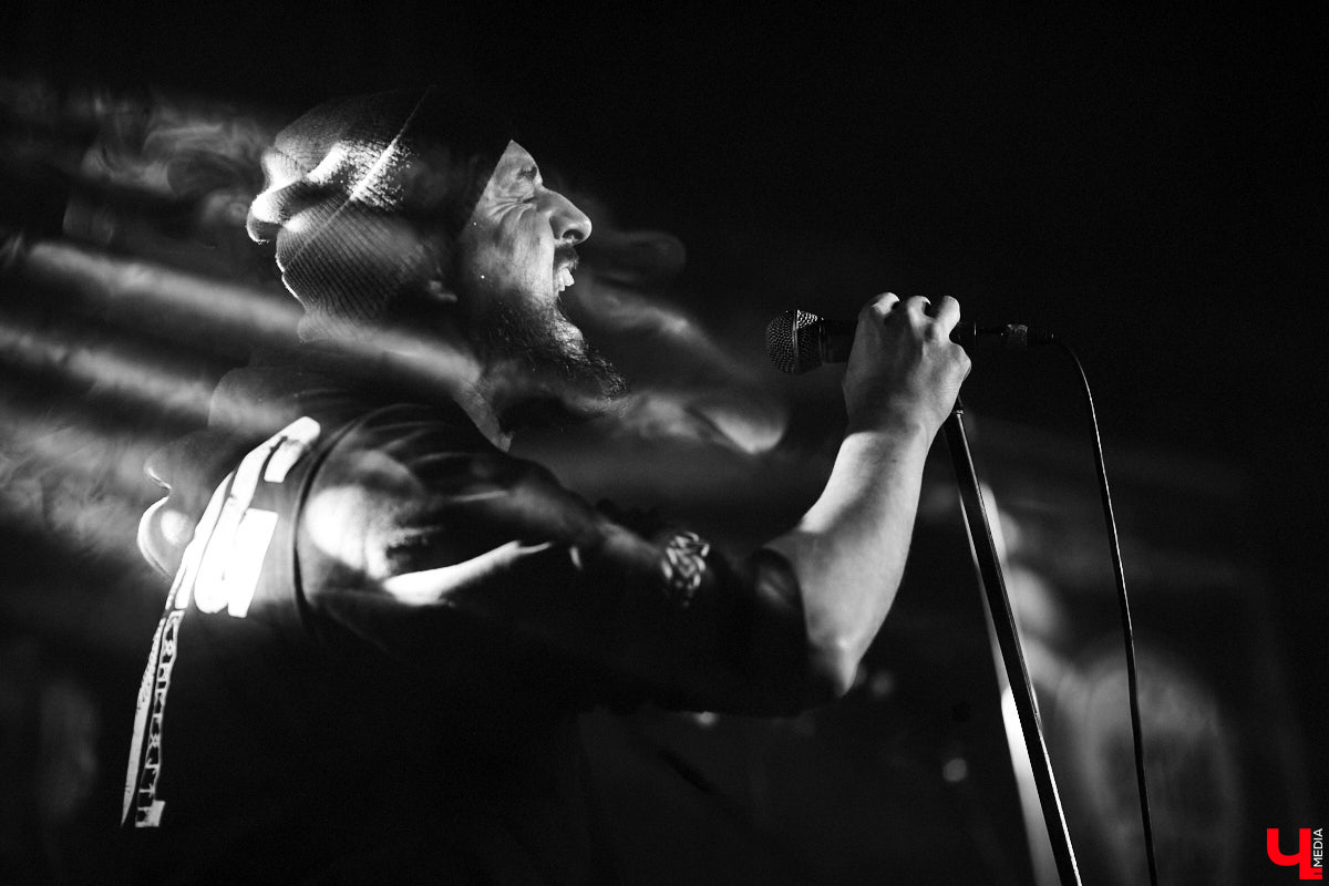 Организовать своими силами рок-фестиваль владимирских групп – дело, по сути, подвижническое. Посудите сами: мало какая из наших команд («Рекорд Оркестр» не в счет) в состоянии собрать площадку уровня «ЦЕХа». И для того чтобы побороть такую несправедливость, был организован конкурс-фестиваль «ВладРок». Что играют? Как это происходит? Подробнее об этом в нашем репортаже.