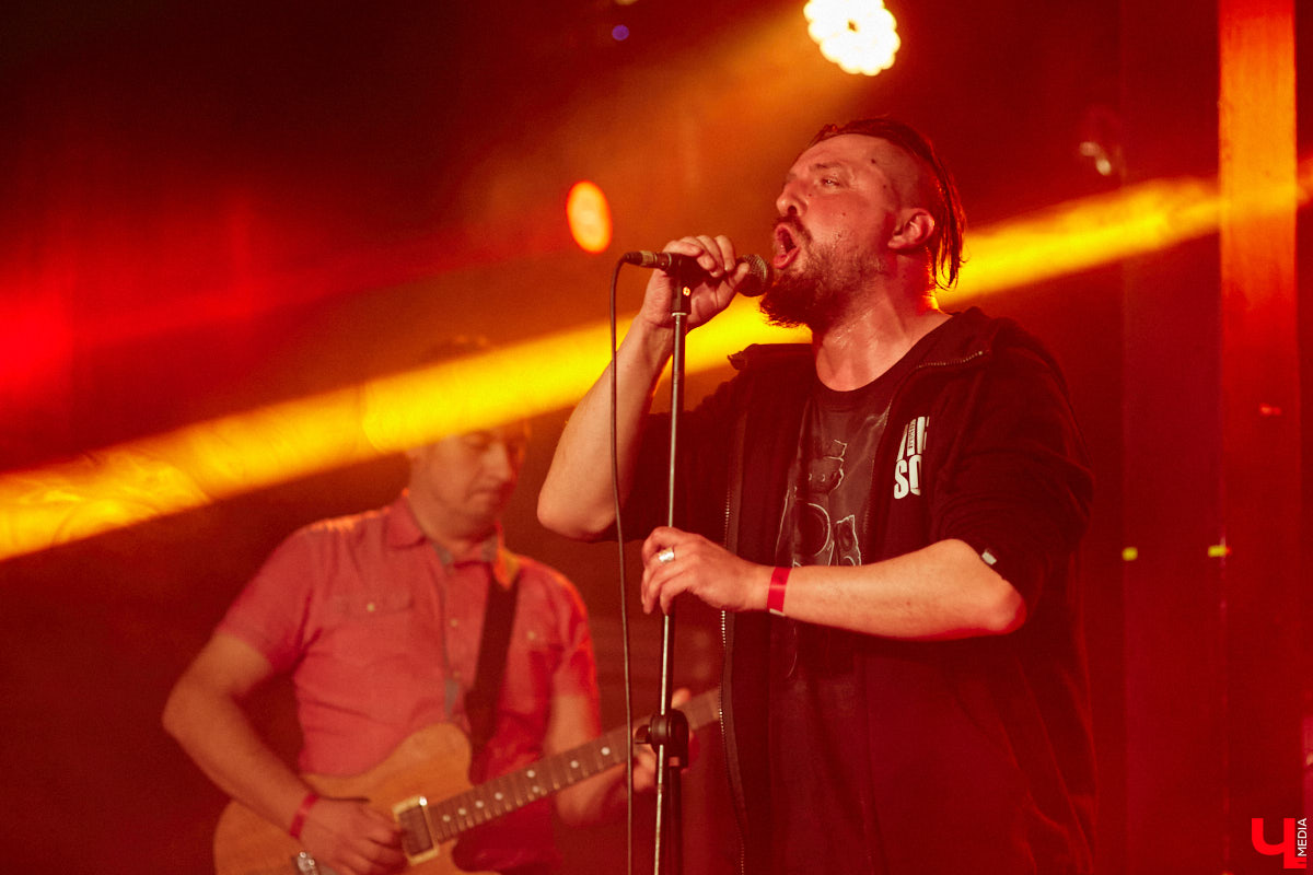 Организовать своими силами рок-фестиваль владимирских групп – дело, по сути, подвижническое. Посудите сами: мало какая из наших команд («Рекорд Оркестр» не в счет) в состоянии собрать площадку уровня «ЦЕХа». И для того чтобы побороть такую несправедливость, был организован конкурс-фестиваль «ВладРок». Что играют? Как это происходит? Подробнее об этом в нашем репортаже.