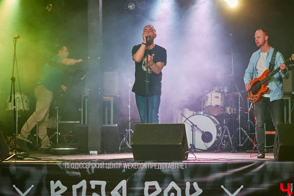 Организовать своими силами рок-фестиваль владимирских групп – дело, по сути, подвижническое. Посудите сами: мало какая из наших команд («Рекорд Оркестр» не в счет) в состоянии собрать площадку уровня «ЦЕХа». И для того чтобы побороть такую несправедливость, был организован конкурс-фестиваль «ВладРок». Что играют? Как это происходит? Подробнее об этом в нашем репортаже.