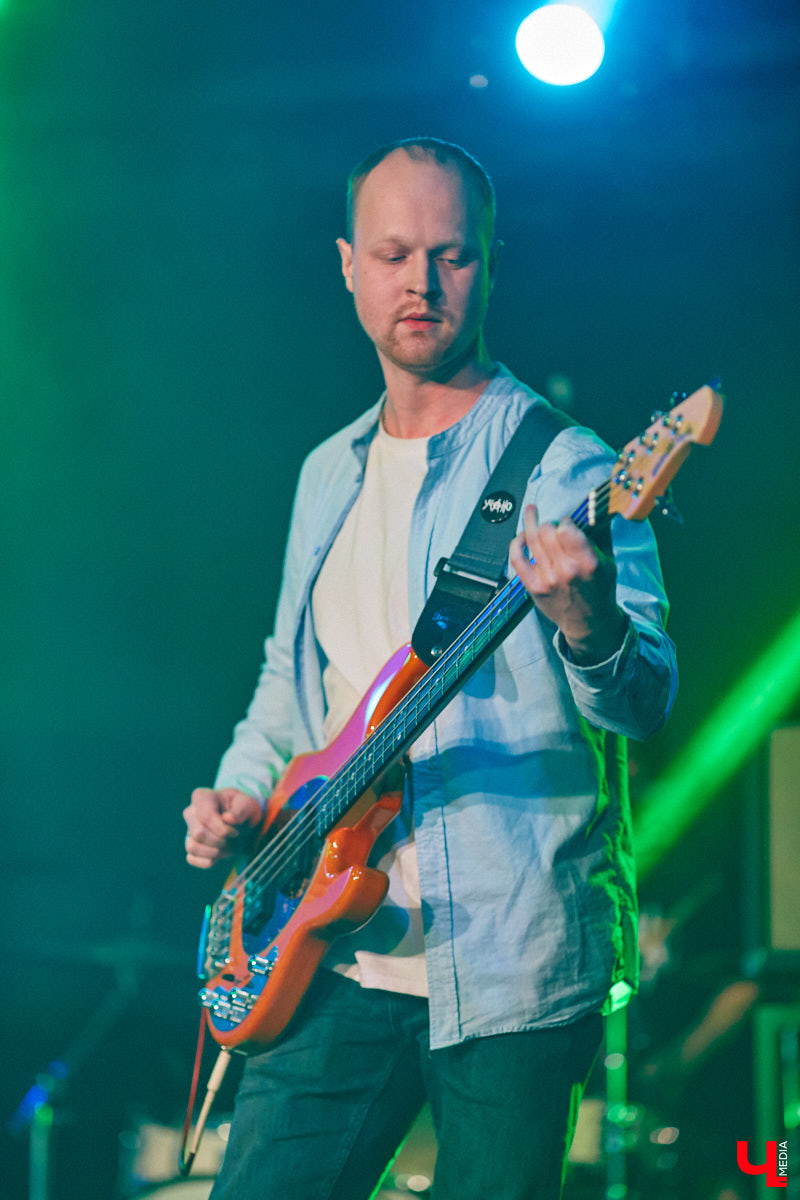 Организовать своими силами рок-фестиваль владимирских групп – дело, по сути, подвижническое. Посудите сами: мало какая из наших команд («Рекорд Оркестр» не в счет) в состоянии собрать площадку уровня «ЦЕХа». И для того чтобы побороть такую несправедливость, был организован конкурс-фестиваль «ВладРок». Что играют? Как это происходит? Подробнее об этом в нашем репортаже.