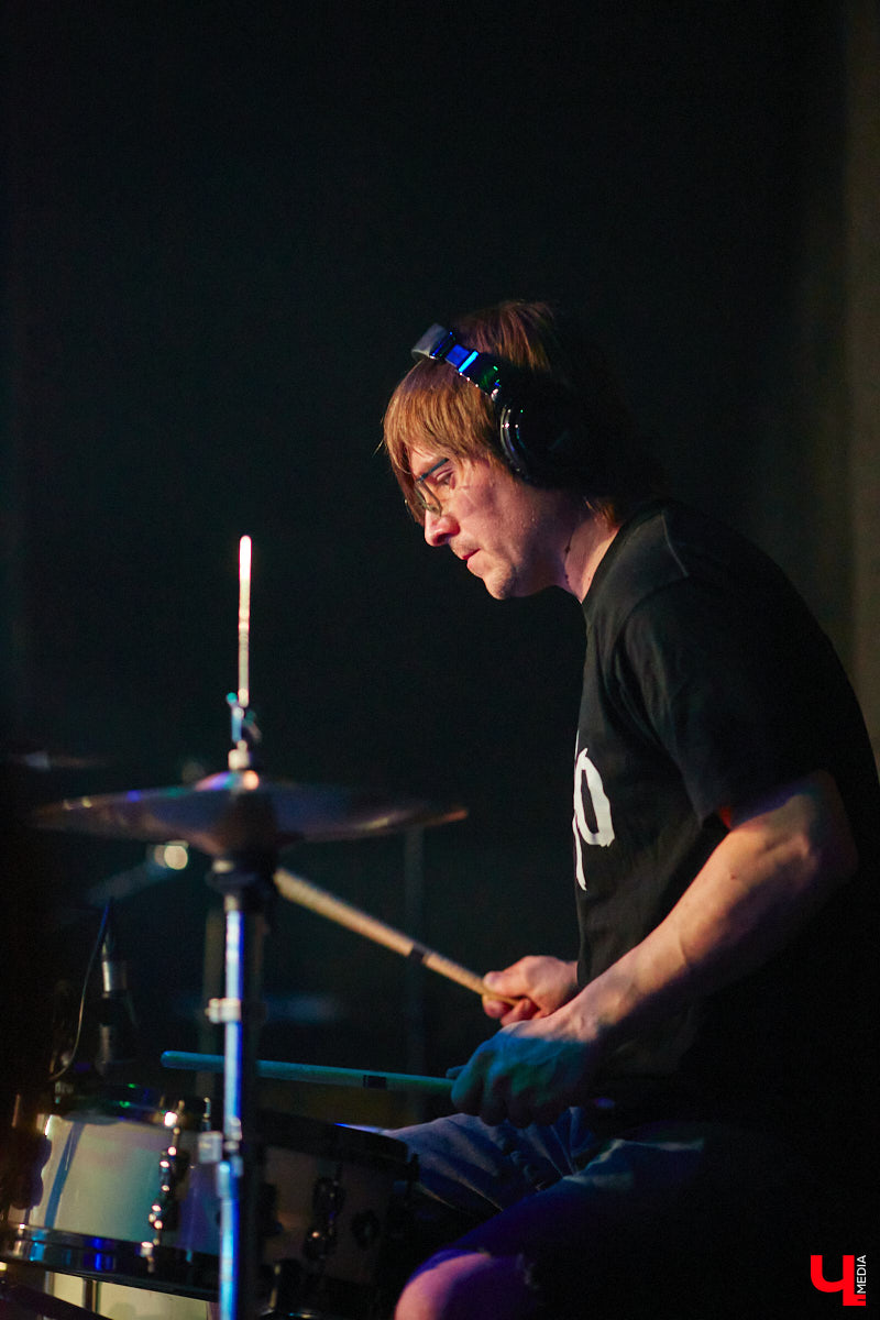 Организовать своими силами рок-фестиваль владимирских групп – дело, по сути, подвижническое. Посудите сами: мало какая из наших команд («Рекорд Оркестр» не в счет) в состоянии собрать площадку уровня «ЦЕХа». И для того чтобы побороть такую несправедливость, был организован конкурс-фестиваль «ВладРок». Что играют? Как это происходит? Подробнее об этом в нашем репортаже.