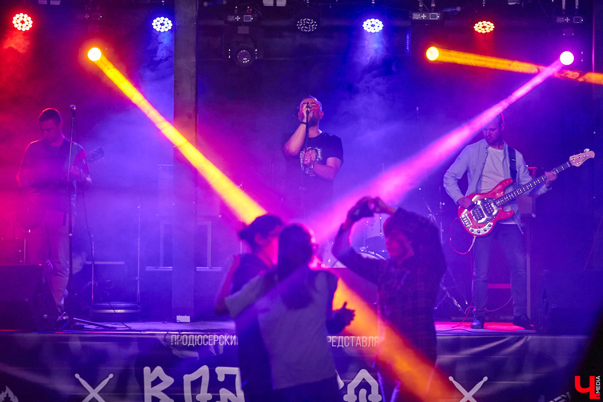 Организовать своими силами рок-фестиваль владимирских групп – дело, по сути, подвижническое. Посудите сами: мало какая из наших команд («Рекорд Оркестр» не в счет) в состоянии собрать площадку уровня «ЦЕХа». И для того чтобы побороть такую несправедливость, был организован конкурс-фестиваль «ВладРок». Что играют? Как это происходит? Подробнее об этом в нашем репортаже.