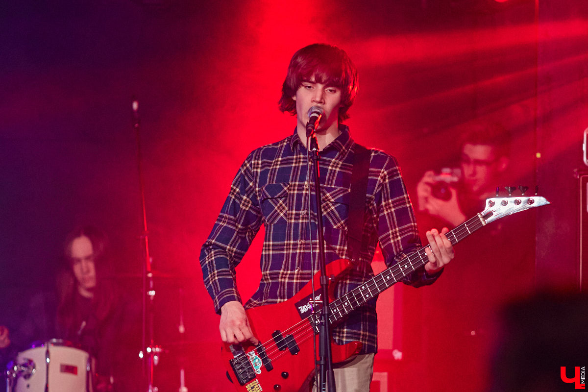 Организовать своими силами рок-фестиваль владимирских групп – дело, по сути, подвижническое. Посудите сами: мало какая из наших команд («Рекорд Оркестр» не в счет) в состоянии собрать площадку уровня «ЦЕХа». И для того чтобы побороть такую несправедливость, был организован конкурс-фестиваль «ВладРок». Что играют? Как это происходит? Подробнее об этом в нашем репортаже.