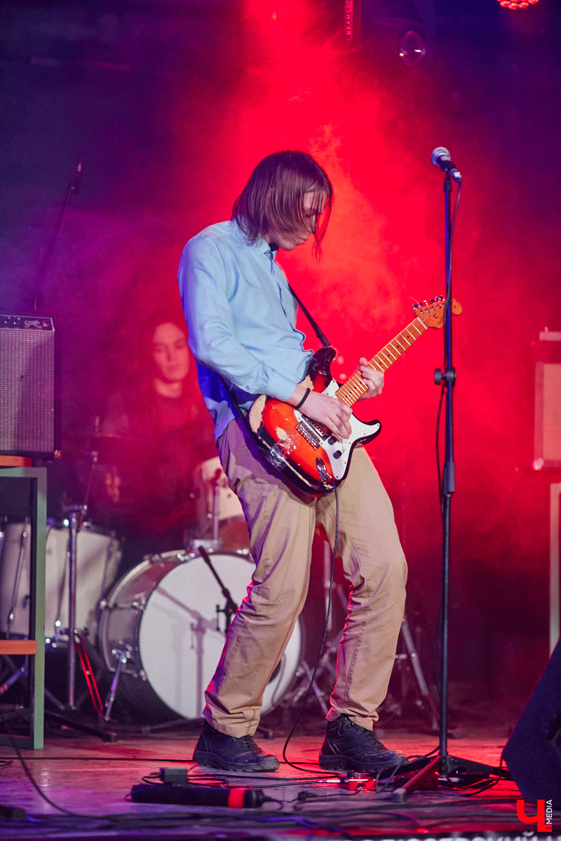 Организовать своими силами рок-фестиваль владимирских групп – дело, по сути, подвижническое. Посудите сами: мало какая из наших команд («Рекорд Оркестр» не в счет) в состоянии собрать площадку уровня «ЦЕХа». И для того чтобы побороть такую несправедливость, был организован конкурс-фестиваль «ВладРок». Что играют? Как это происходит? Подробнее об этом в нашем репортаже.