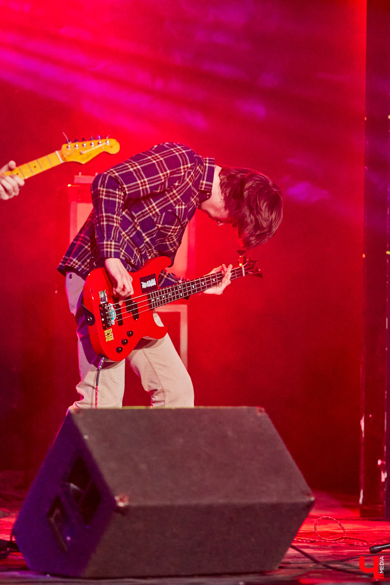 Организовать своими силами рок-фестиваль владимирских групп – дело, по сути, подвижническое. Посудите сами: мало какая из наших команд («Рекорд Оркестр» не в счет) в состоянии собрать площадку уровня «ЦЕХа». И для того чтобы побороть такую несправедливость, был организован конкурс-фестиваль «ВладРок». Что играют? Как это происходит? Подробнее об этом в нашем репортаже.