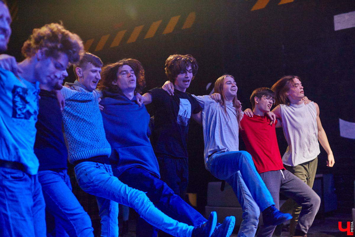 Организовать своими силами рок-фестиваль владимирских групп – дело, по сути, подвижническое. Посудите сами: мало какая из наших команд («Рекорд Оркестр» не в счет) в состоянии собрать площадку уровня «ЦЕХа». И для того чтобы побороть такую несправедливость, был организован конкурс-фестиваль «ВладРок». Что играют? Как это происходит? Подробнее об этом в нашем репортаже.