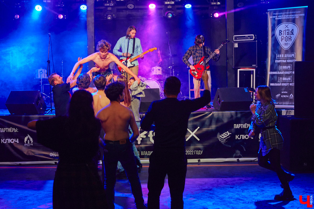 Организовать своими силами рок-фестиваль владимирских групп – дело, по сути, подвижническое. Посудите сами: мало какая из наших команд («Рекорд Оркестр» не в счет) в состоянии собрать площадку уровня «ЦЕХа». И для того чтобы побороть такую несправедливость, был организован конкурс-фестиваль «ВладРок». Что играют? Как это происходит? Подробнее об этом в нашем репортаже.