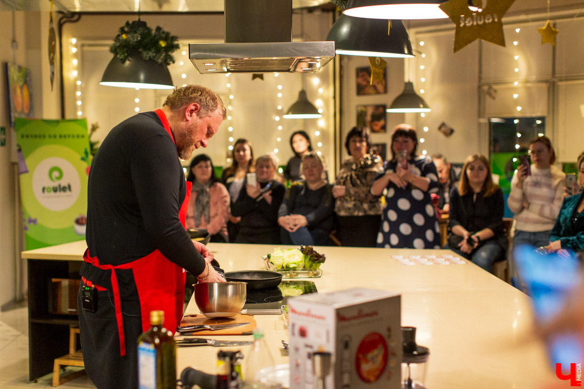Константина Ивлева в Александрове недавно встречали по-царски. Да и сам ведущий перевоплотился в монарха. На время съемок очередного выпуска «На ножах» стал Иваном Грозным. Чем потчевали шефа всея Руси и остался ли он доволен? Всё расскажем и покажем!