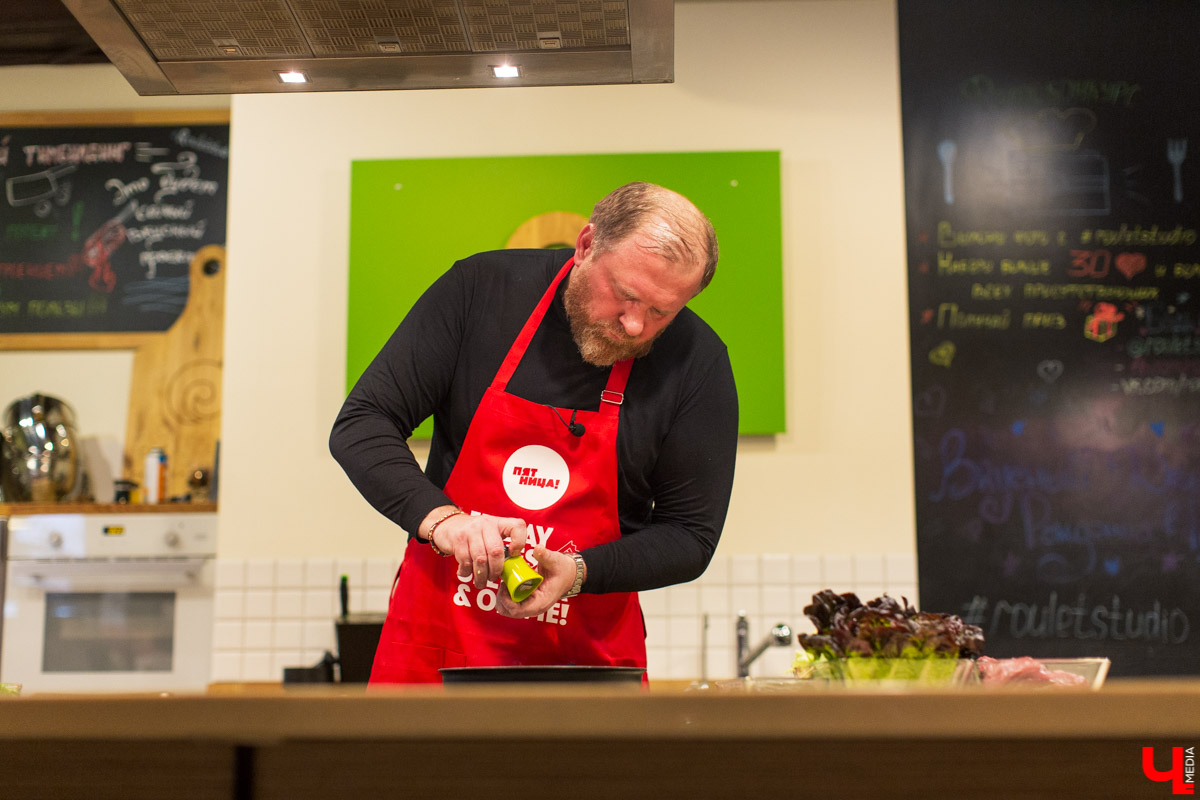 Константина Ивлева в Александрове недавно встречали по-царски. Да и сам ведущий перевоплотился в монарха. На время съемок очередного выпуска «На ножах» стал Иваном Грозным. Чем потчевали шефа всея Руси и остался ли он доволен? Всё расскажем и покажем!