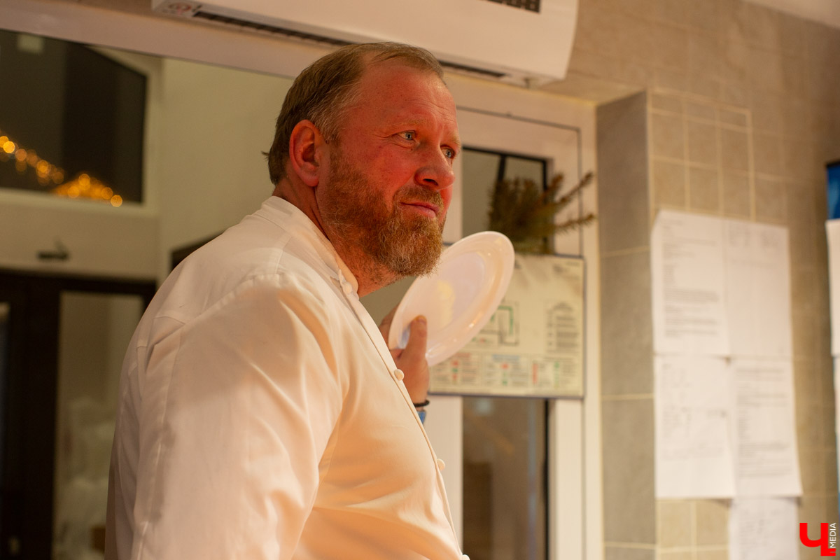 Константина Ивлева в Александрове недавно встречали по-царски. Да и сам ведущий перевоплотился в монарха. На время съемок очередного выпуска «На ножах» стал Иваном Грозным. Чем потчевали шефа всея Руси и остался ли он доволен? Всё расскажем и покажем!