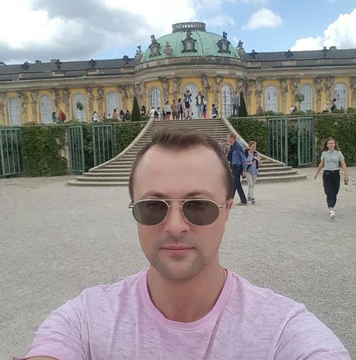 Житель Владимира Дмитрий Азов переехал в Германию пять лет назад. За это время он женился, прекрасно выучил немецкий язык и устроился на работу. Но ностальгия по родине не прошла. Что не хватает простому русскому парню за рубежом?
