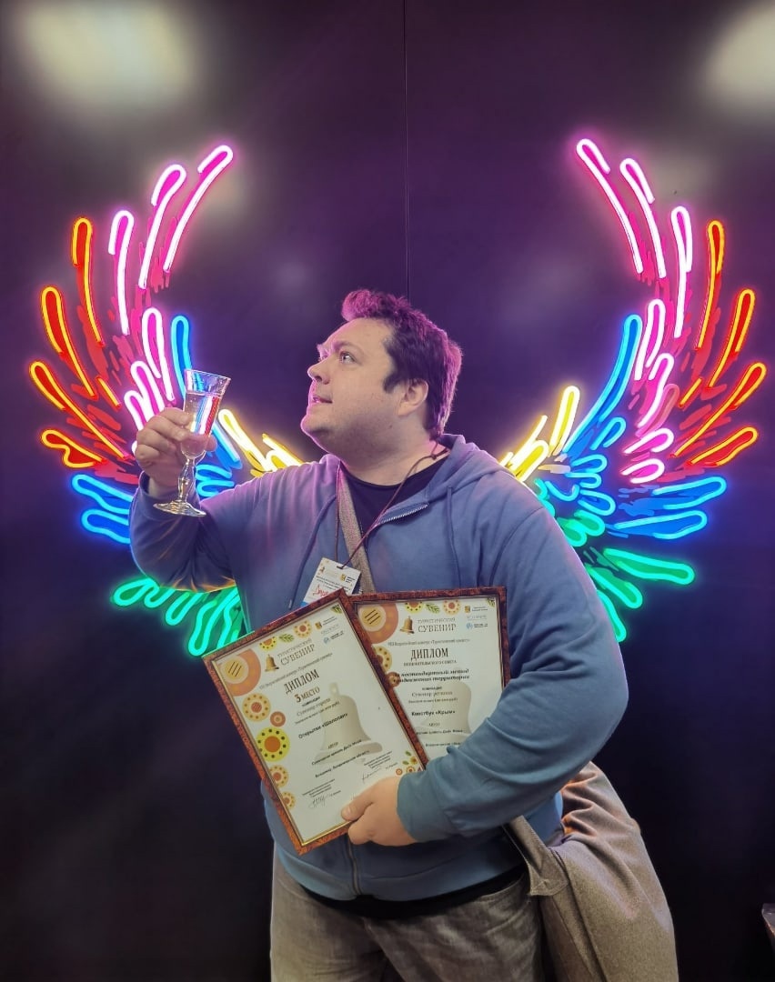 Владимирские творцы необычных подарков привезли победу со Всероссийского конкурса «Туристический сувенир». В его финал вышли почти 700 памятных вещиц. Какие из наших сувениров были удостоены высоких наград?