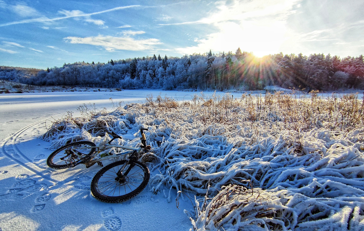 Житель Владимира Алексей Вихорев не просто катается на велосипеде зимой, но и составляет о своих путешествиях фотоотчет. Снимки молодой человек публикует на странице в социальных сетях, и смотреть их всегда интересно!