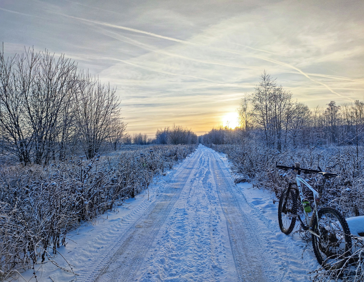 Житель Владимира Алексей Вихорев не просто катается на велосипеде зимой, но и составляет о своих путешествиях фотоотчет. Снимки молодой человек публикует на странице в социальных сетях, и смотреть их всегда интересно!