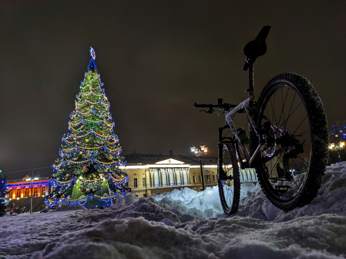Житель Владимира Алексей Вихорев не просто катается на велосипеде зимой, но и составляет о своих путешествиях фотоотчет. Снимки молодой человек публикует на странице в социальных сетях, и смотреть их всегда интересно!