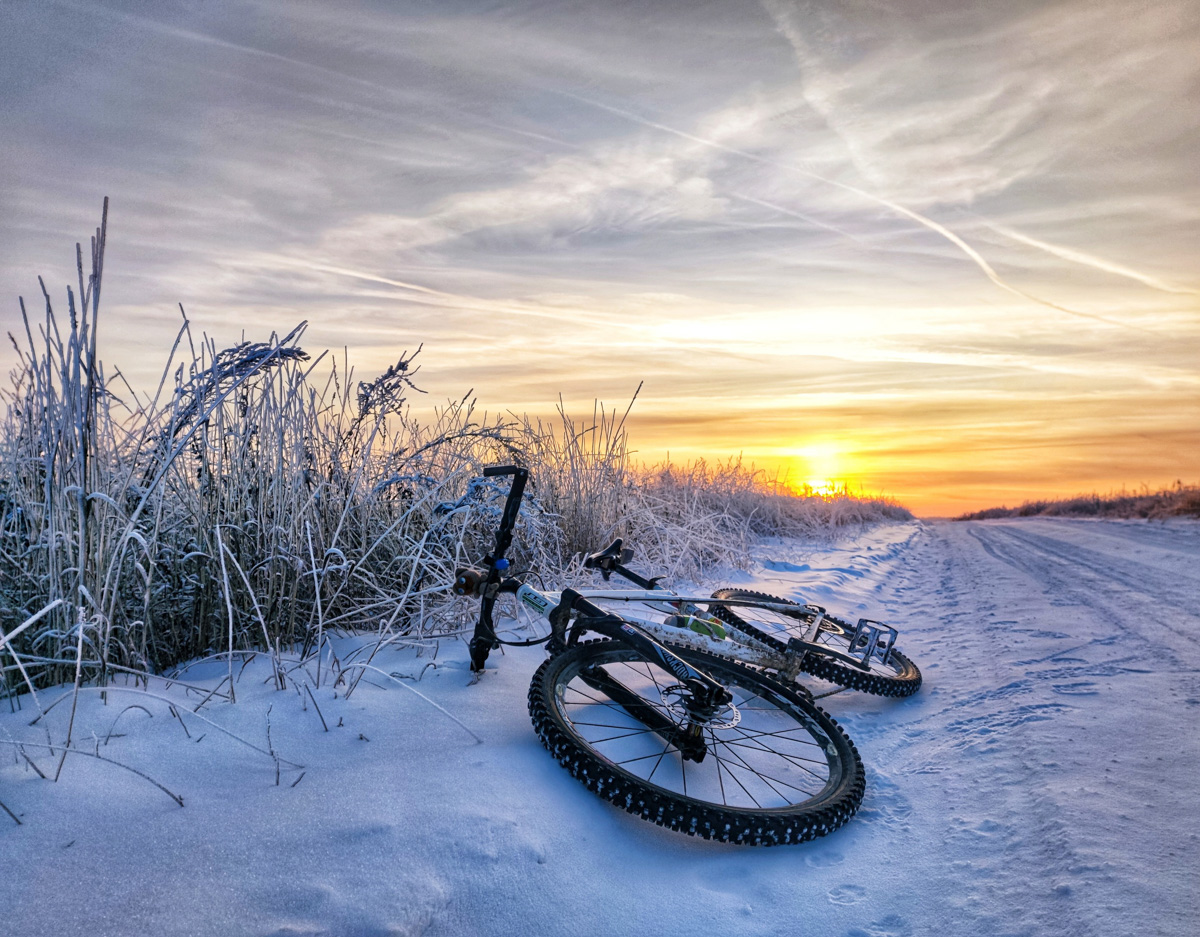 Житель Владимира Алексей Вихорев не просто катается на велосипеде зимой, но и составляет о своих путешествиях фотоотчет. Снимки молодой человек публикует на странице в социальных сетях, и смотреть их всегда интересно!