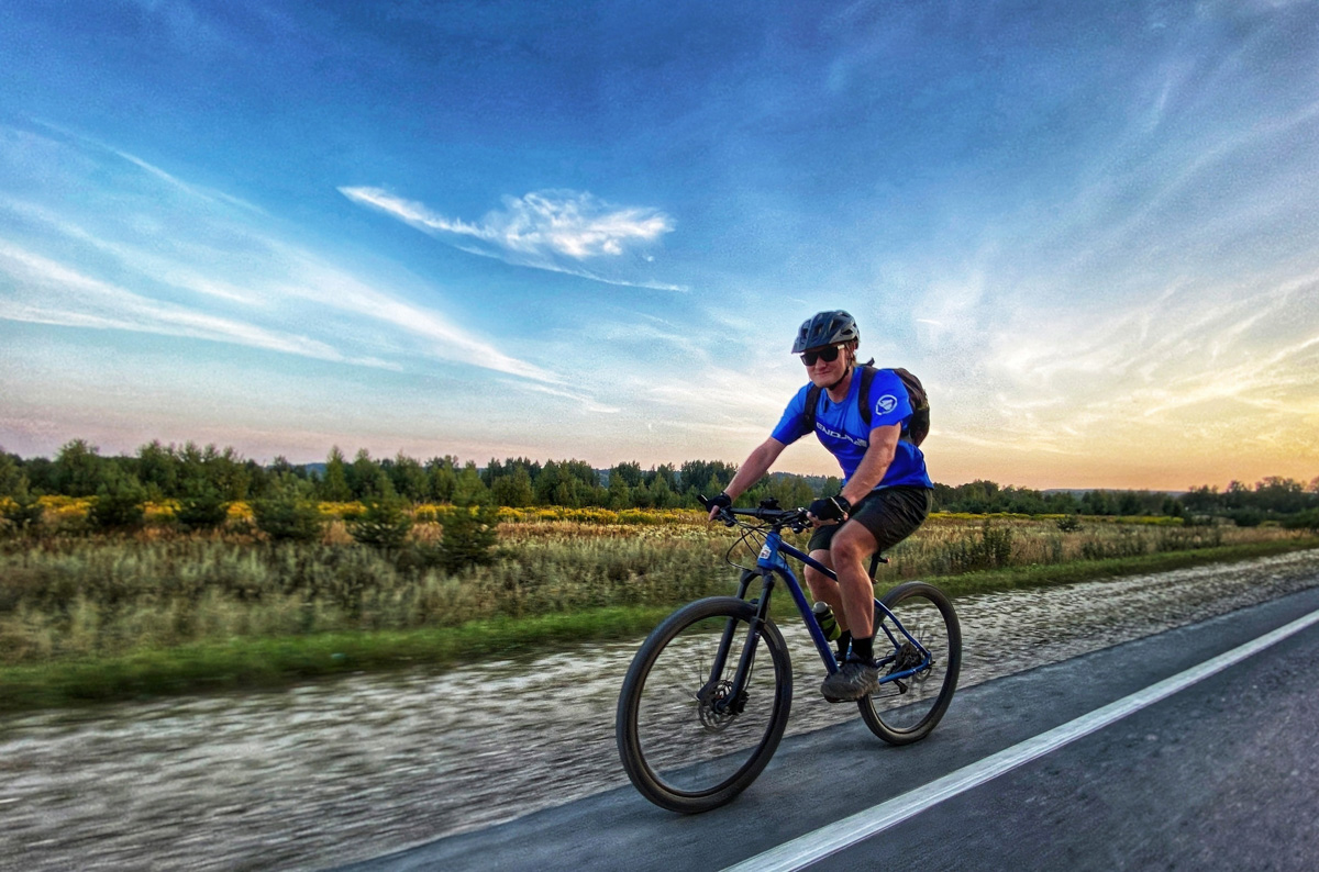 Житель Владимира Алексей Вихорев не просто катается на велосипеде зимой, но и составляет о своих путешествиях фотоотчет. Снимки молодой человек публикует на странице в социальных сетях, и смотреть их всегда интересно!