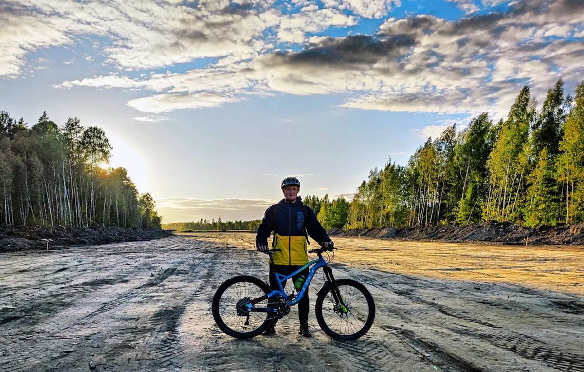 Житель Владимира Алексей Вихорев не просто катается на велосипеде зимой, но и составляет о своих путешествиях фотоотчет. Снимки молодой человек публикует на странице в социальных сетях, и смотреть их всегда интересно!