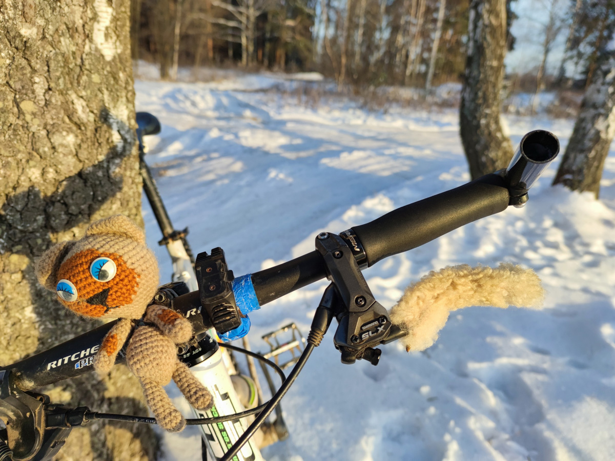 Житель Владимира Алексей Вихорев не просто катается на велосипеде зимой, но и составляет о своих путешествиях фотоотчет. Снимки молодой человек публикует на странице в социальных сетях, и смотреть их всегда интересно!