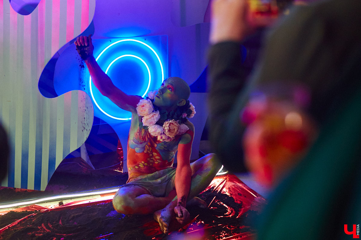 В концертном баре «ЦЕХ» воцарилась райская «Атмосфера»: сотни гостей, фуршет, танцевальные интерактивы от преподавателей, приглашённые музыкальные коллективы, награждение отличившихся спортсменов. Всё это приправлено горами разноцветного конфетти, шумом хлопушек, громким смехом и библейской историей. Подробности в репортаже «Ключ-Медиа».