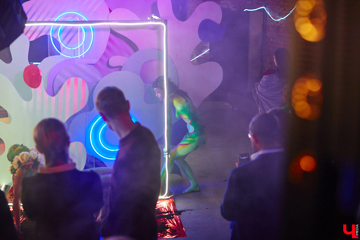 В концертном баре «ЦЕХ» воцарилась райская «Атмосфера»: сотни гостей, фуршет, танцевальные интерактивы от преподавателей, приглашённые музыкальные коллективы, награждение отличившихся спортсменов. Всё это приправлено горами разноцветного конфетти, шумом хлопушек, громким смехом и библейской историей. Подробности в репортаже «Ключ-Медиа».