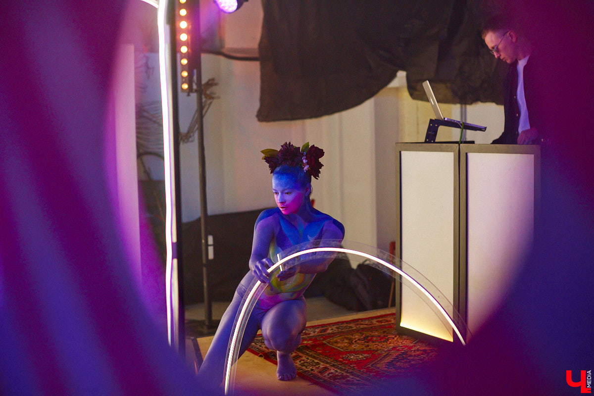 В концертном баре «ЦЕХ» воцарилась райская «Атмосфера»: сотни гостей, фуршет, танцевальные интерактивы от преподавателей, приглашённые музыкальные коллективы, награждение отличившихся спортсменов. Всё это приправлено горами разноцветного конфетти, шумом хлопушек, громким смехом и библейской историей. Подробности в репортаже «Ключ-Медиа».