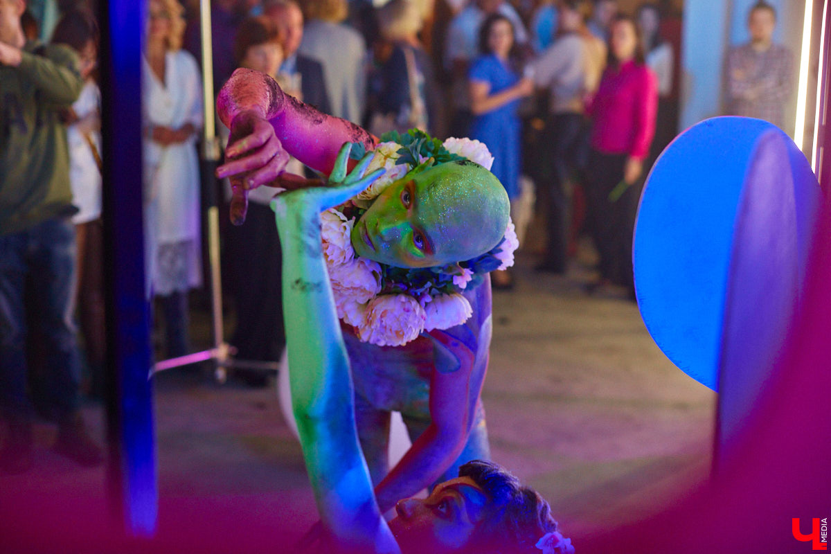 В концертном баре «ЦЕХ» воцарилась райская «Атмосфера»: сотни гостей, фуршет, танцевальные интерактивы от преподавателей, приглашённые музыкальные коллективы, награждение отличившихся спортсменов. Всё это приправлено горами разноцветного конфетти, шумом хлопушек, громким смехом и библейской историей. Подробности в репортаже «Ключ-Медиа».