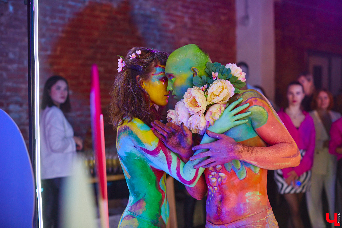 В концертном баре «ЦЕХ» воцарилась райская «Атмосфера»: сотни гостей, фуршет, танцевальные интерактивы от преподавателей, приглашённые музыкальные коллективы, награждение отличившихся спортсменов. Всё это приправлено горами разноцветного конфетти, шумом хлопушек, громким смехом и библейской историей. Подробности в репортаже «Ключ-Медиа».