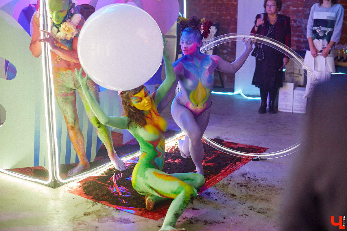 В концертном баре «ЦЕХ» воцарилась райская «Атмосфера»: сотни гостей, фуршет, танцевальные интерактивы от преподавателей, приглашённые музыкальные коллективы, награждение отличившихся спортсменов. Всё это приправлено горами разноцветного конфетти, шумом хлопушек, громким смехом и библейской историей. Подробности в репортаже «Ключ-Медиа».