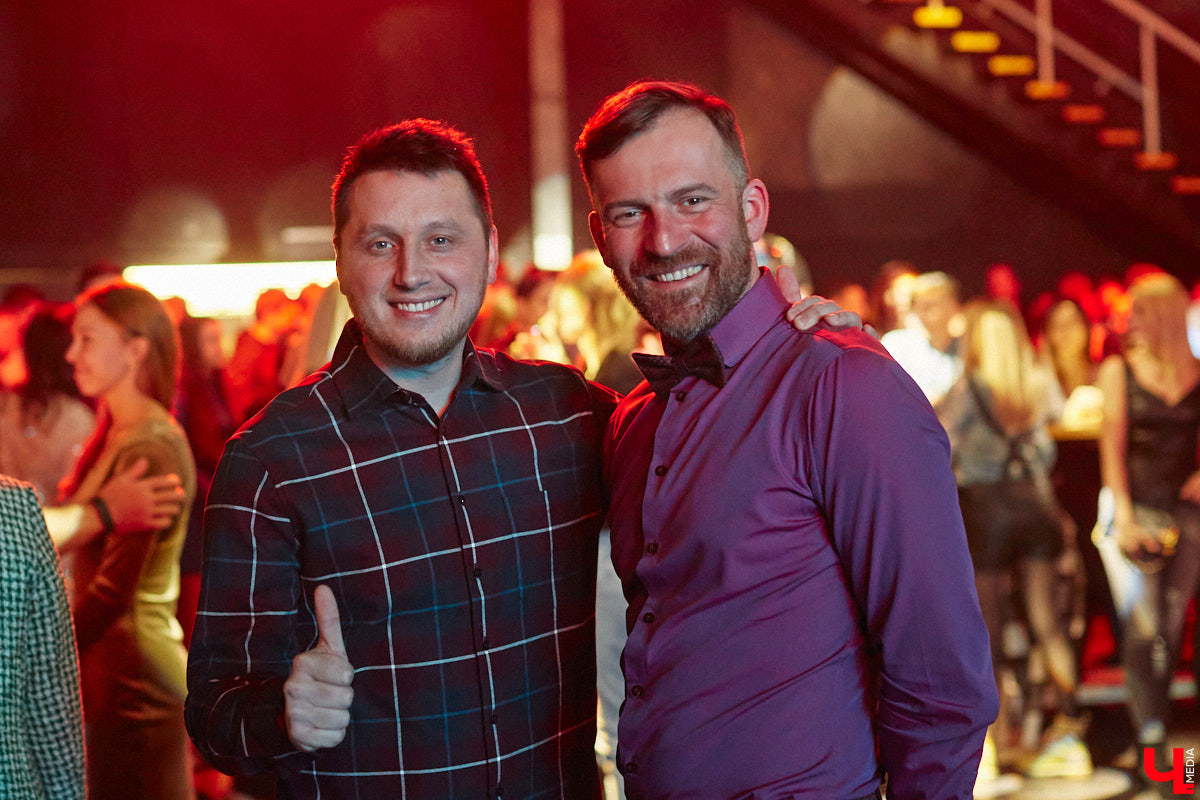 В концертном баре «ЦЕХ» воцарилась райская «Атмосфера»: сотни гостей, фуршет, танцевальные интерактивы от преподавателей, приглашённые музыкальные коллективы, награждение отличившихся спортсменов. Всё это приправлено горами разноцветного конфетти, шумом хлопушек, громким смехом и библейской историей. Подробности в репортаже «Ключ-Медиа».