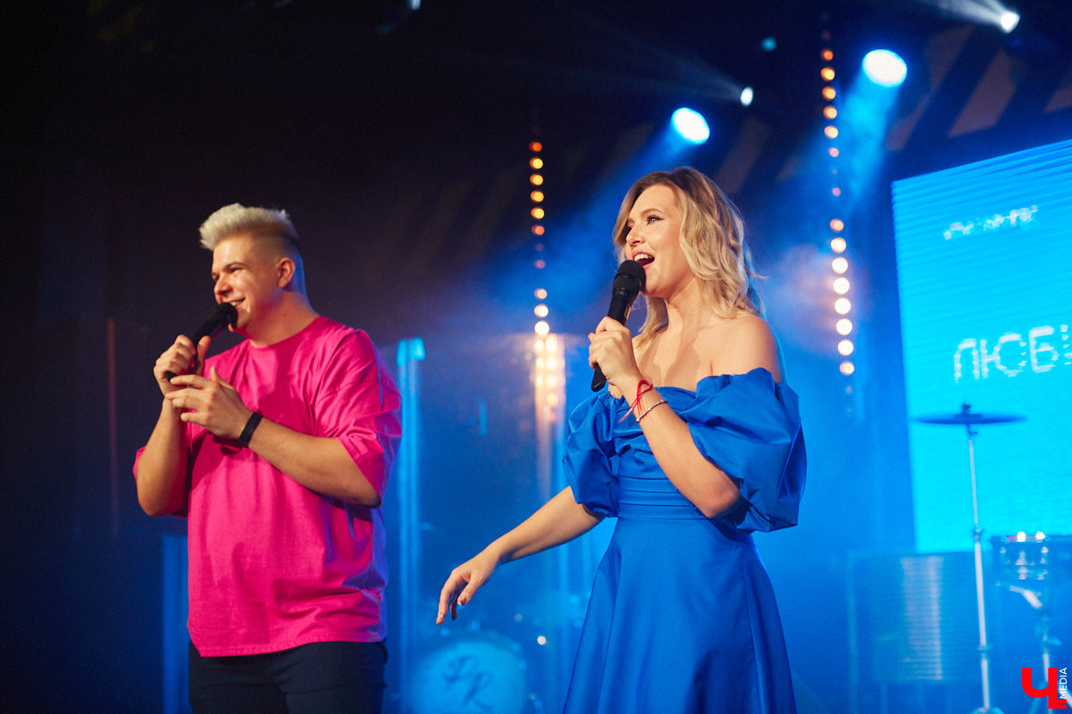 В концертном баре «ЦЕХ» воцарилась райская «Атмосфера»: сотни гостей, фуршет, танцевальные интерактивы от преподавателей, приглашённые музыкальные коллективы, награждение отличившихся спортсменов. Всё это приправлено горами разноцветного конфетти, шумом хлопушек, громким смехом и библейской историей. Подробности в репортаже «Ключ-Медиа».