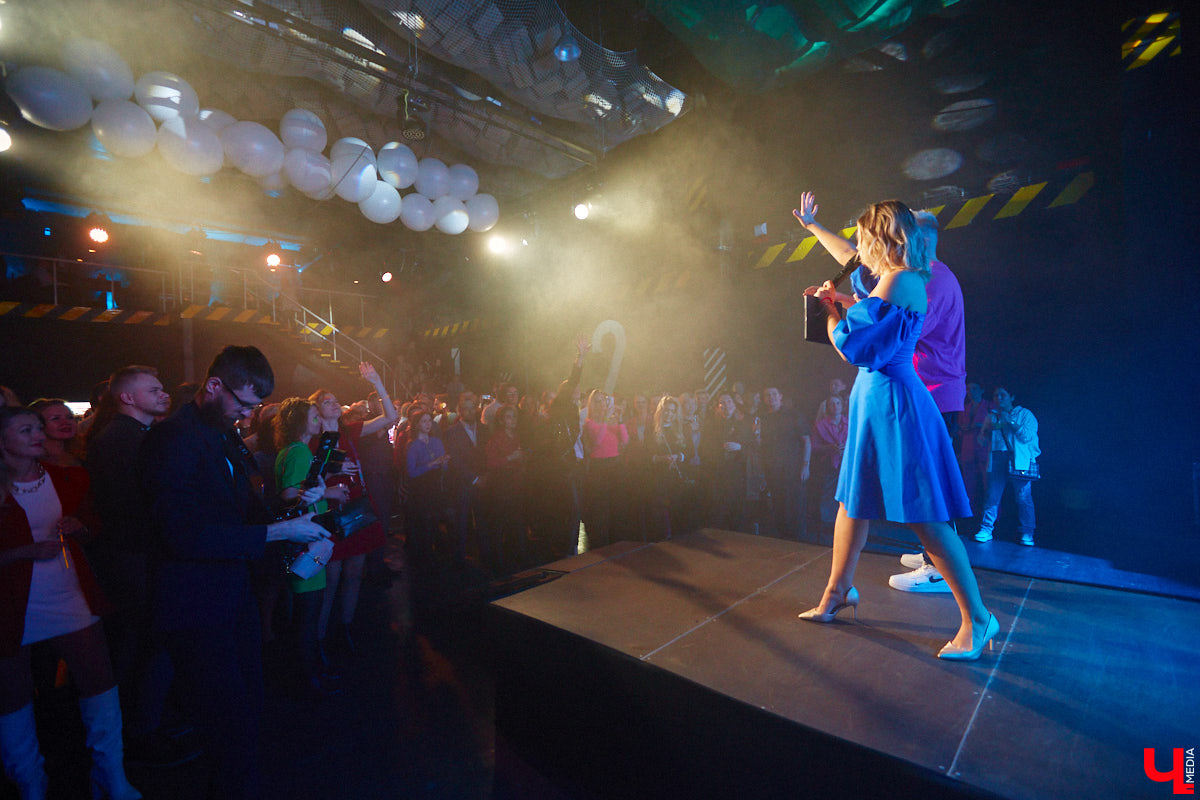 В концертном баре «ЦЕХ» воцарилась райская «Атмосфера»: сотни гостей, фуршет, танцевальные интерактивы от преподавателей, приглашённые музыкальные коллективы, награждение отличившихся спортсменов. Всё это приправлено горами разноцветного конфетти, шумом хлопушек, громким смехом и библейской историей. Подробности в репортаже «Ключ-Медиа».