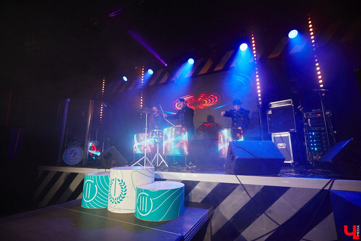 В концертном баре «ЦЕХ» воцарилась райская «Атмосфера»: сотни гостей, фуршет, танцевальные интерактивы от преподавателей, приглашённые музыкальные коллективы, награждение отличившихся спортсменов. Всё это приправлено горами разноцветного конфетти, шумом хлопушек, громким смехом и библейской историей. Подробности в репортаже «Ключ-Медиа».