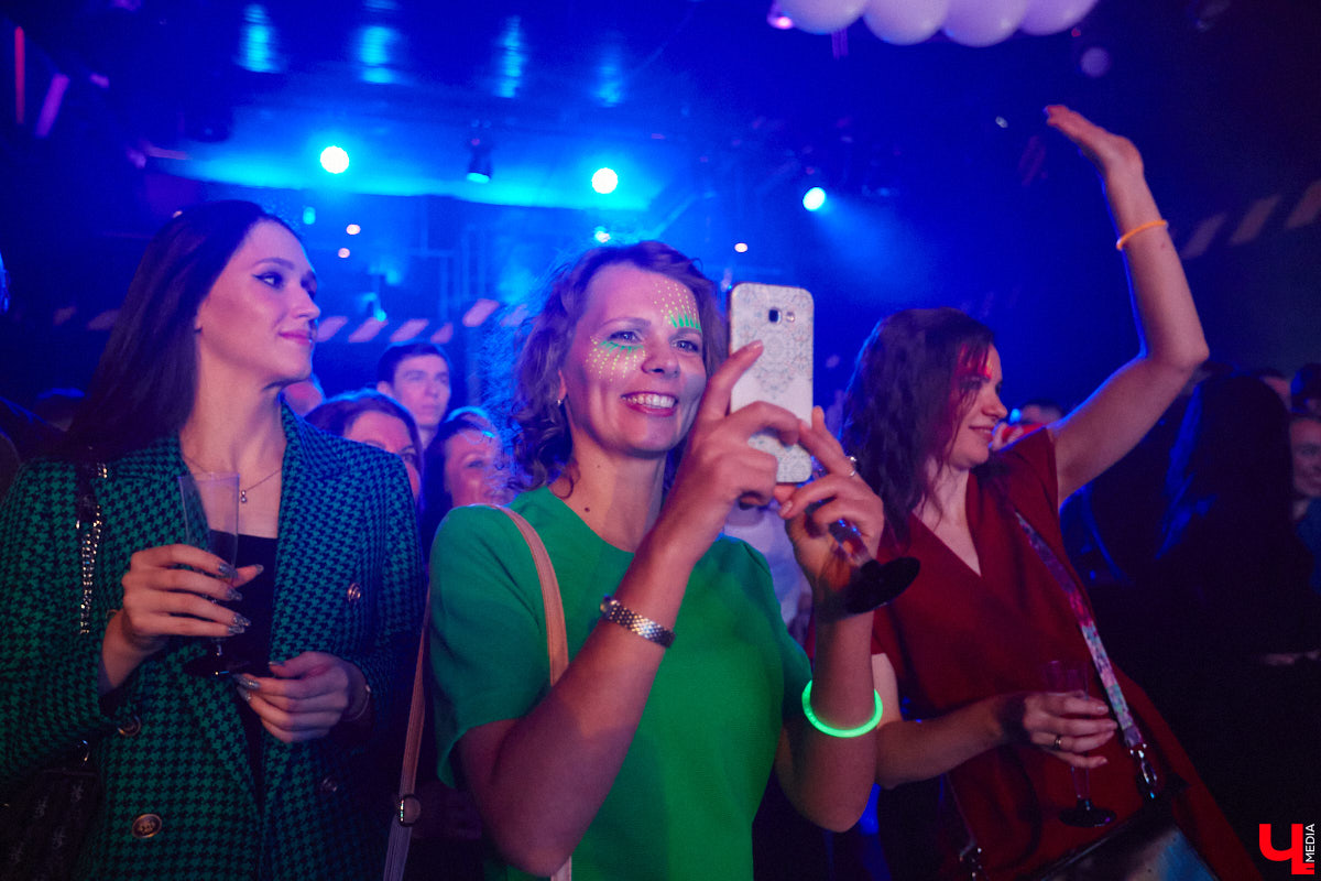 В концертном баре «ЦЕХ» воцарилась райская «Атмосфера»: сотни гостей, фуршет, танцевальные интерактивы от преподавателей, приглашённые музыкальные коллективы, награждение отличившихся спортсменов. Всё это приправлено горами разноцветного конфетти, шумом хлопушек, громким смехом и библейской историей. Подробности в репортаже «Ключ-Медиа».