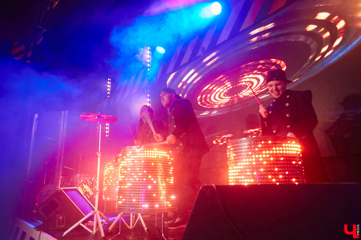 В концертном баре «ЦЕХ» воцарилась райская «Атмосфера»: сотни гостей, фуршет, танцевальные интерактивы от преподавателей, приглашённые музыкальные коллективы, награждение отличившихся спортсменов. Всё это приправлено горами разноцветного конфетти, шумом хлопушек, громким смехом и библейской историей. Подробности в репортаже «Ключ-Медиа».