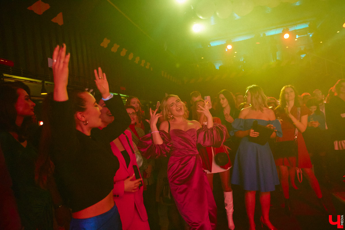 В концертном баре «ЦЕХ» воцарилась райская «Атмосфера»: сотни гостей, фуршет, танцевальные интерактивы от преподавателей, приглашённые музыкальные коллективы, награждение отличившихся спортсменов. Всё это приправлено горами разноцветного конфетти, шумом хлопушек, громким смехом и библейской историей. Подробности в репортаже «Ключ-Медиа».