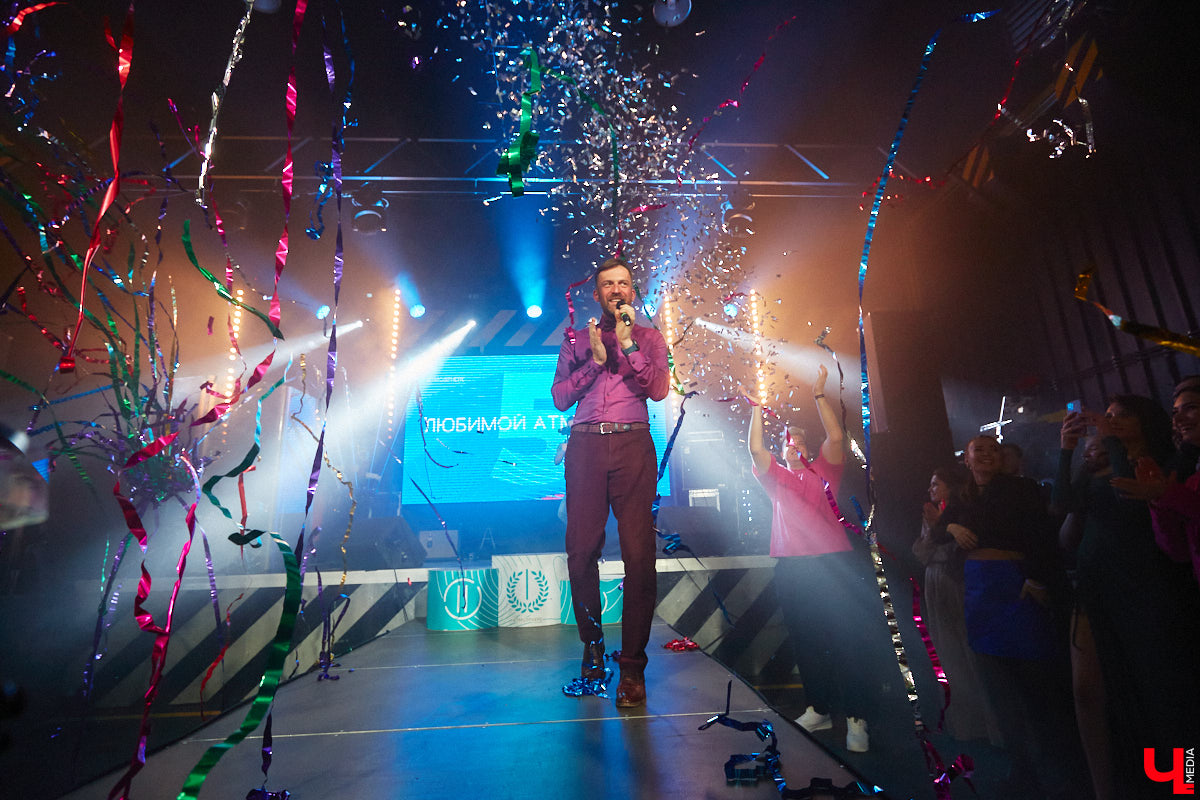 В концертном баре «ЦЕХ» воцарилась райская «Атмосфера»: сотни гостей, фуршет, танцевальные интерактивы от преподавателей, приглашённые музыкальные коллективы, награждение отличившихся спортсменов. Всё это приправлено горами разноцветного конфетти, шумом хлопушек, громким смехом и библейской историей. Подробности в репортаже «Ключ-Медиа».