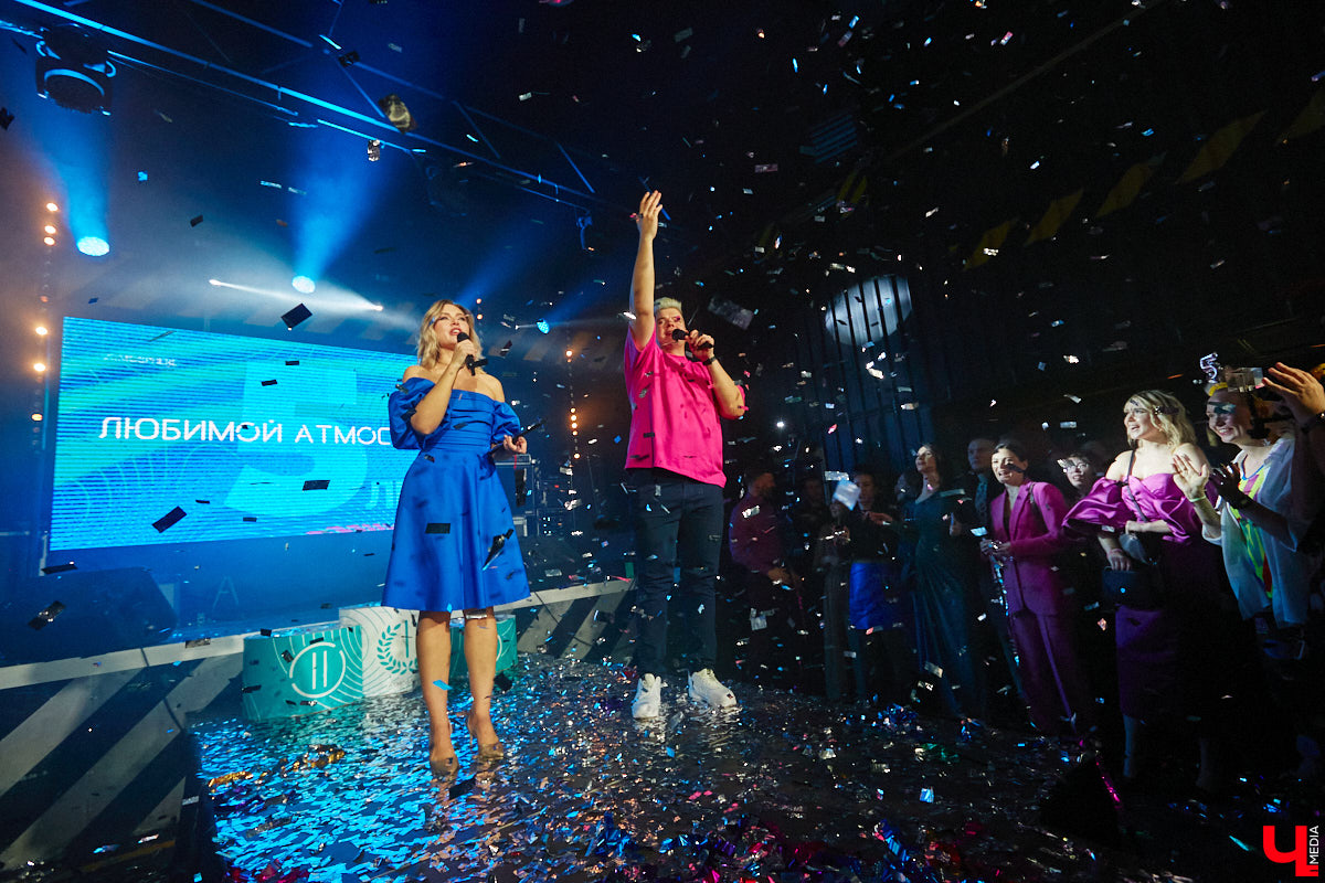 В концертном баре «ЦЕХ» воцарилась райская «Атмосфера»: сотни гостей, фуршет, танцевальные интерактивы от преподавателей, приглашённые музыкальные коллективы, награждение отличившихся спортсменов. Всё это приправлено горами разноцветного конфетти, шумом хлопушек, громким смехом и библейской историей. Подробности в репортаже «Ключ-Медиа».