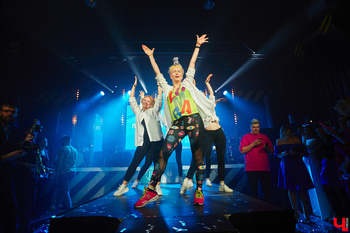 В концертном баре «ЦЕХ» воцарилась райская «Атмосфера»: сотни гостей, фуршет, танцевальные интерактивы от преподавателей, приглашённые музыкальные коллективы, награждение отличившихся спортсменов. Всё это приправлено горами разноцветного конфетти, шумом хлопушек, громким смехом и библейской историей. Подробности в репортаже «Ключ-Медиа».